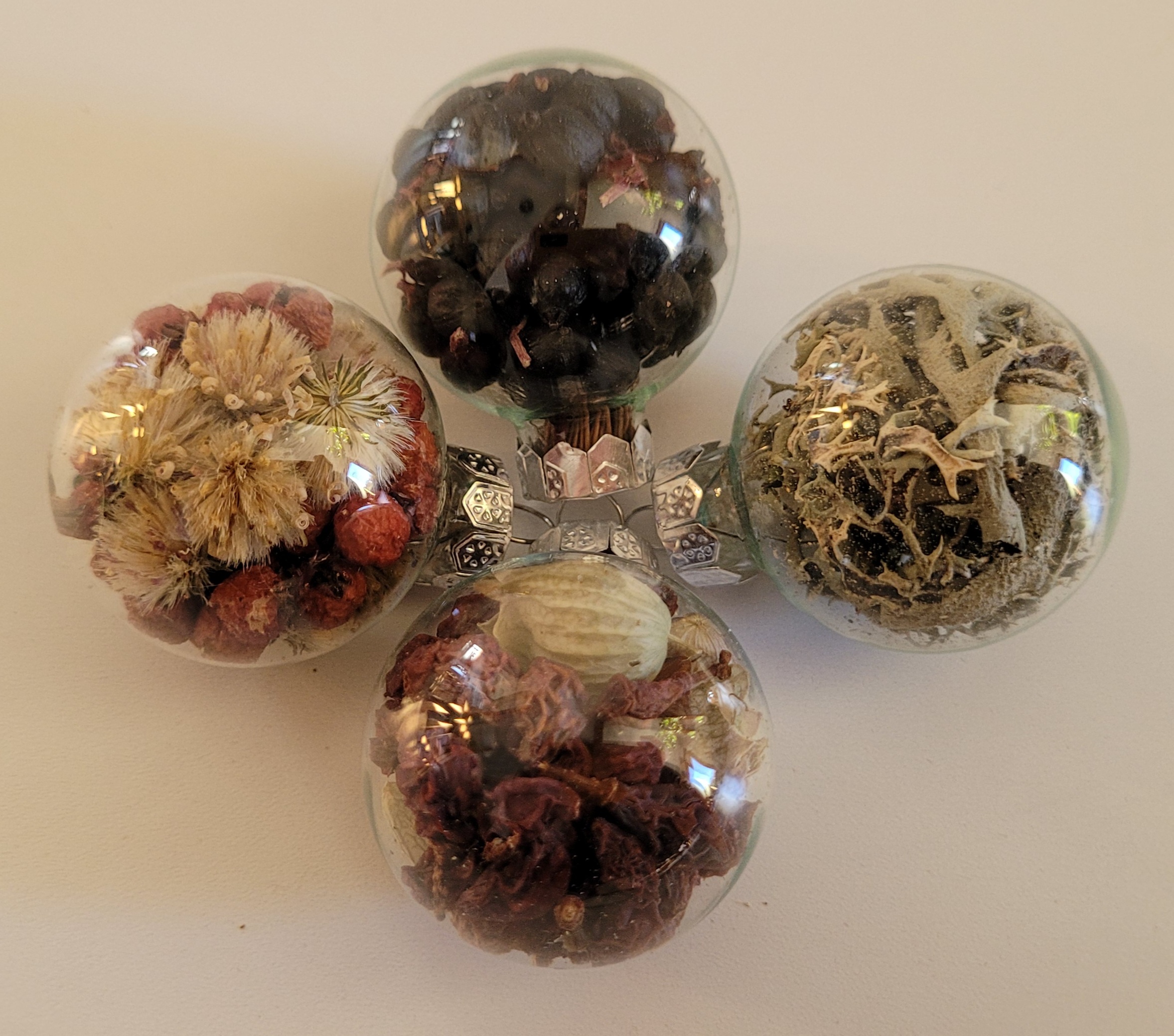 Des boules de Noël en fleurs séchées